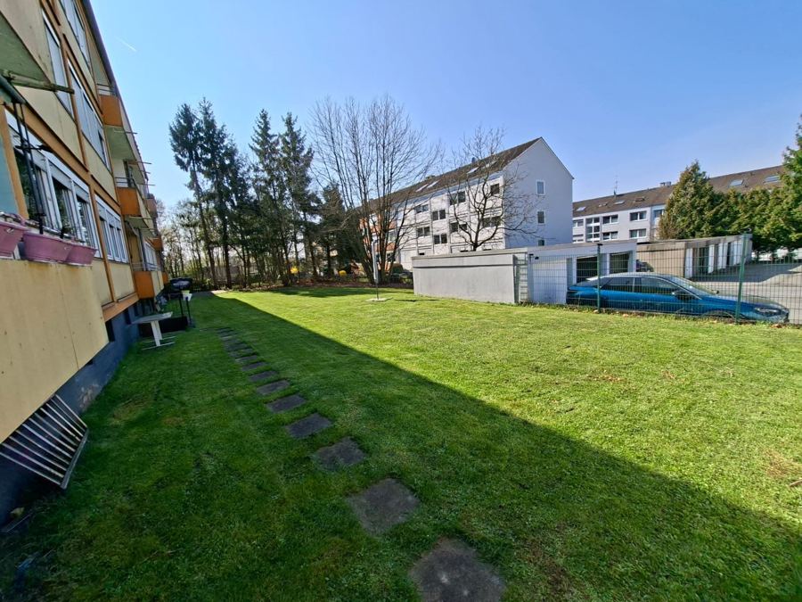Gemähte Grünfläche mit Trittplatten an einer Wohnanlage