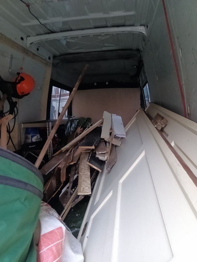 Beladener Transporter mit Sperrmüll und Holz bei einer Entrümpelung