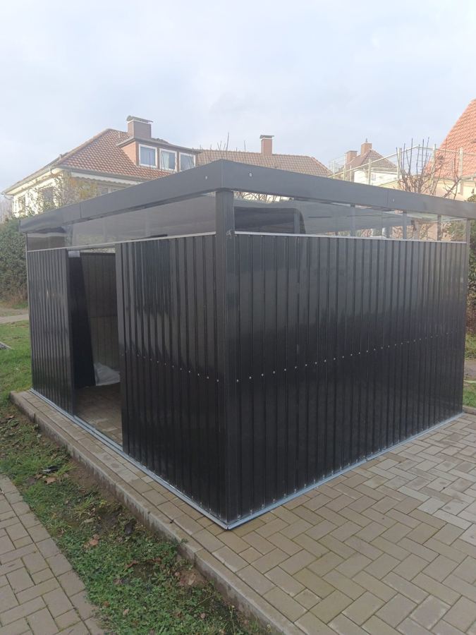 Neu montierte Mülltonnenbox aus Metall