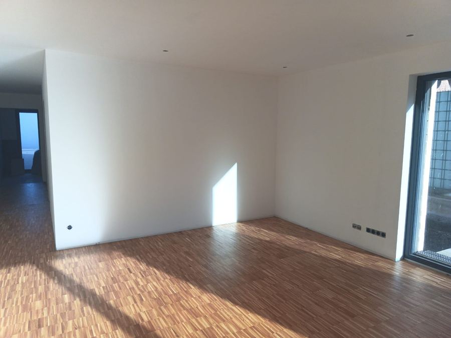 Helle Wohnung mit Parkett nach Malerarbeiten und Endreinigung