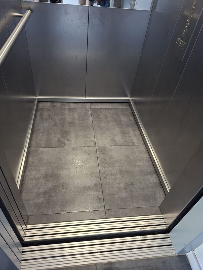 Gereinigte Aufzugskabine mit Edelstahlwänden