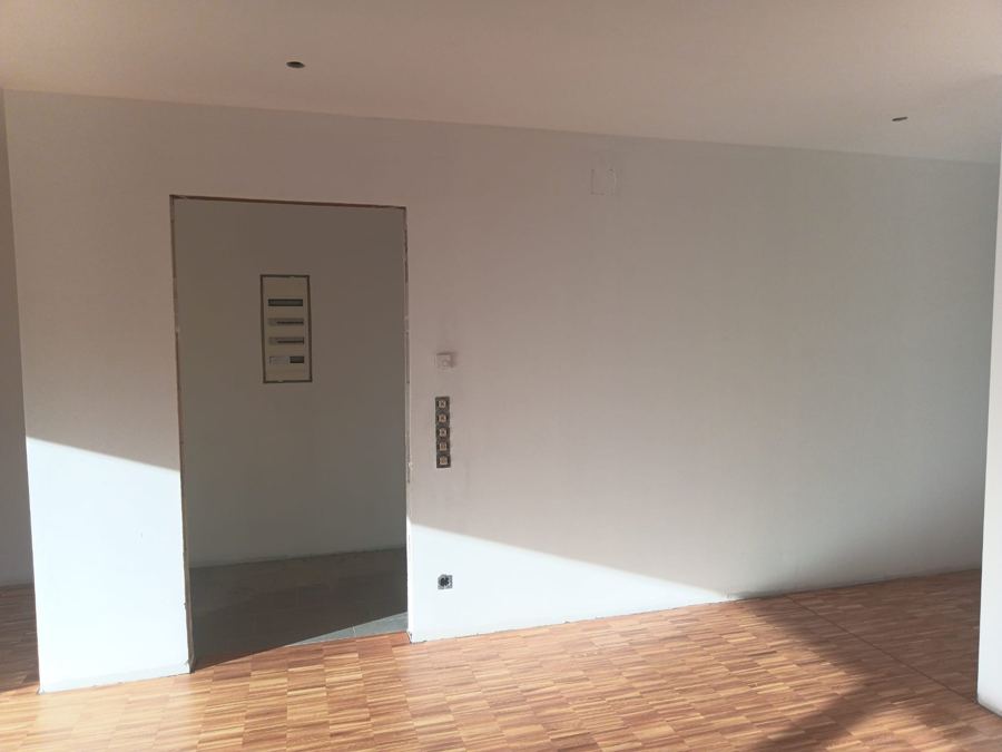 Leer geräumter, besenreiner Wohnraum nach einer Haushaltsauflösung