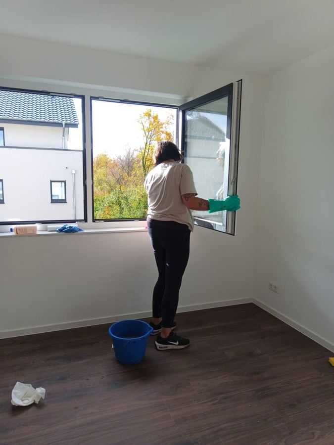 Fensterreinigung in einer leeren Wohnung nach dem Auszug