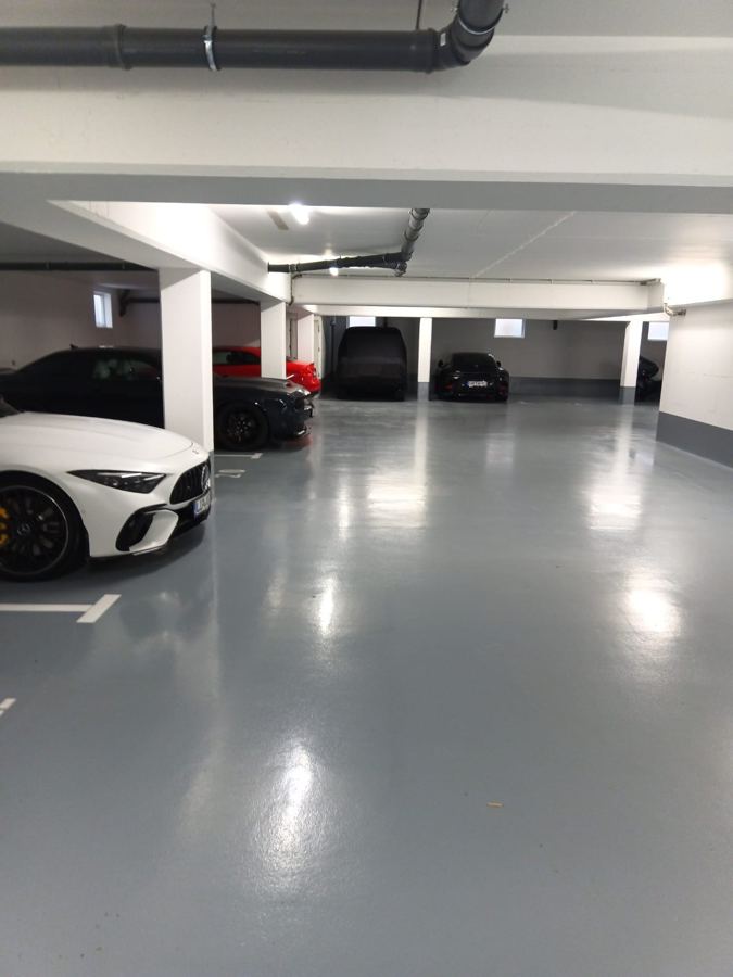 Gereinigte Tiefgarage mit glänzendem Boden